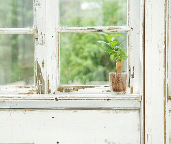 Когда нужно срочно менять старое деревянное окно на пластиковое